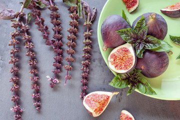 sliced figs with basil