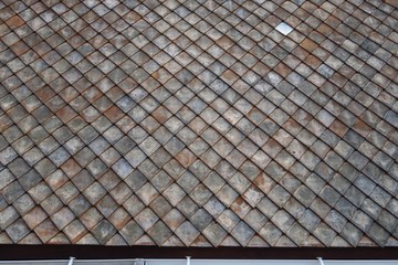 Tuiles sur un toit avec gouttière 