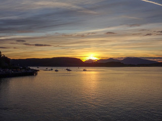 Fototapeta na wymiar Sonnenuntergang in der Oban Bay mit Booten in Oban in Schottland