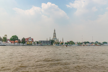 Naklejka premium Wat Arun agianst beautiful scene of Chao Phraya river in the morning, Bangkok, Thailand