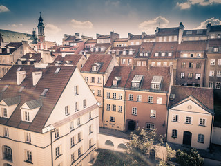 Plakaty  Widok z lotu ptaka czerwonych dachów pokrytych dachówką starego miasta w Warszawie, Polska
