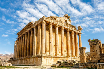 Obraz premium Ancient Roman temple of Bacchus with surrounding ruins with blue sky in the background, Bekaa Valley, Baalbek, Lebanon
