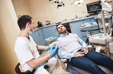 Make your dream smile a reality! Dentist explains in detail the progress of the patient dental treatment in modern clinic