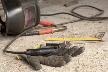 Inverter welding machine, welding equipment, set of accessories for arc welding.