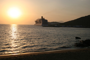 Fototapeta premium View from above of a cruis leaving the port in mykonos