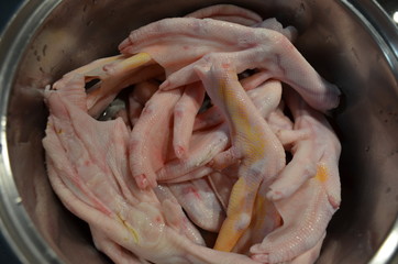 Surowe kacze łapki w garnku, źródło kolagenu
