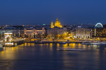 Naklejka na ściany i meble Bubapest, Hungary at night. View of the Chain bridge and the Danube river