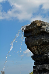 wasser fliesst aus einer zotte