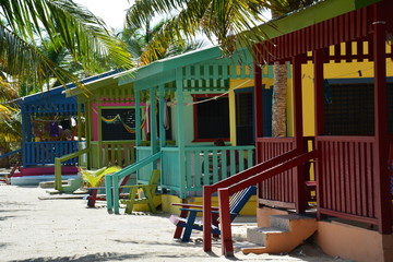 Fototapeta na wymiar Bungalow Coloré Plage de Placencia Belize