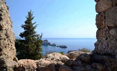 Fototapeta premium Sea through the rocks