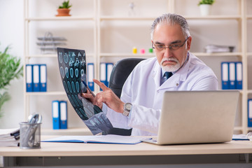 Obraz premium Aged male doctor radiologist in the clinic