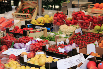 Obst und frisches Gemüse, in Kisten auf einem Marktstand in Italien