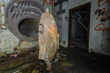 rostiger ofen in einer verlassenen fabrik