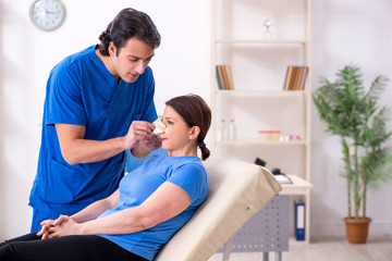 Obraz premium Woman visiting male doctor for plastic surgery