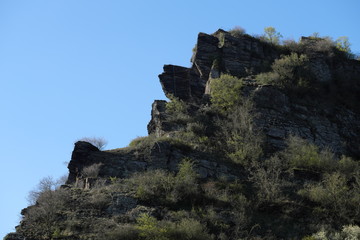 Felssicherung mit Stahlseilen - Stockfoto