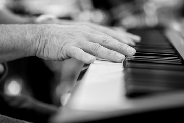 hands playing piano