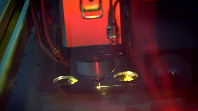 Laser-Schneiden von Metall, Funken spr&uuml;hen, verschiedene Einstellungen (RED cinema Kamera)