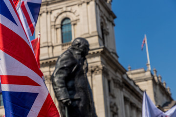 Obraz premium A view of the winston churchill statue in london