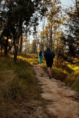 Hombre y mujer subiendo por sendero en el Cerro de la Estrella 