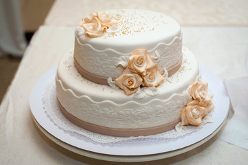 Obraz na płótnie Canvas White wedding cake with flowers. Dessert for guests.