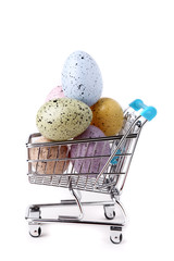 Uova decorate per la Pasqua dentro il carrello della spesa