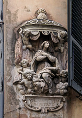 Madonna Assunta con angioletti; edicola devozionale, Genova