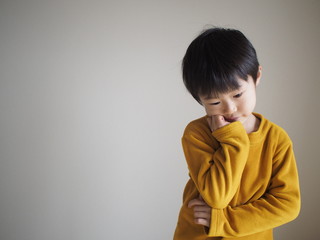 考え込む子供