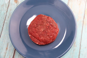Steak haché cru dans une assiette