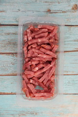Lardons de porc dans une barquette