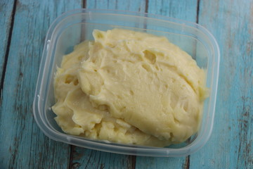 Mayonnaise dans une barquette