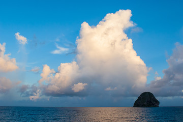 Martinique. Nuage au-dessus du Diamant