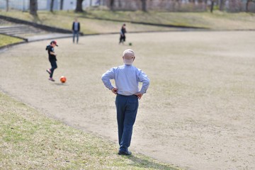 公園・サッカーで遊ぶ家族