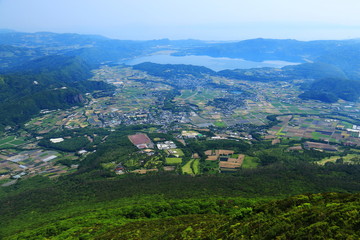 Fototapeta na wymiar 九州開聞岳山頂からの風景　池田湖と指宿の街