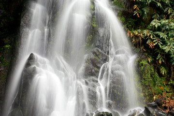Fototapeta na wymiar Wasserfall im Park Ribeira dos Caldeiroes