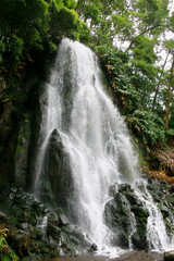 Obraz premium Wasserfall im Park Ribeira dos Caldeiroes