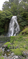 Wasserfall im Park Ribeira dos Caldeiroes