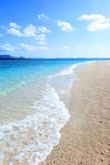 美しい沖縄のビーチと夏空