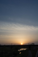 夕暮の空と光る川面