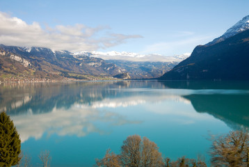 Fototapeta na wymiar ゴールデン・パス・ラインの車窓　秋のブリエンツ湖（スイス・ベルン州）
