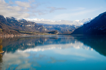 ゴールデン・パス・ラインの車窓　秋のブリエンツ湖（スイス・ベルン州）