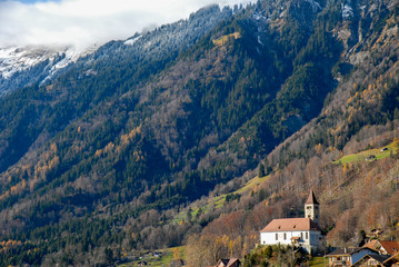 Fototapeta na wymiar 秋のブリエンツ湖畔の教会（スイス・ベルン州・ブリエンツ）