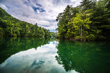 boating and camping on lake jocassee in upstate south carolina