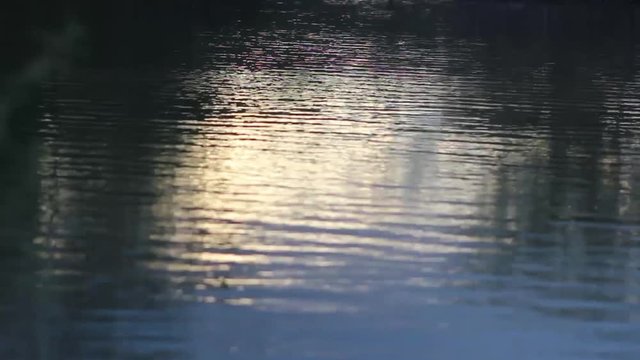 &Aacute;guas calmas ao p&ocirc;r do sol