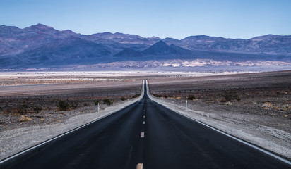 lonely empty road to deth valley national park