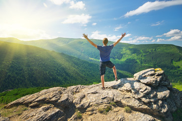 Obraz premium Man on peak of mountain.