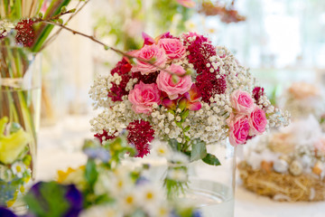 romantische Blumendekoration, Frühling, Tischdekoration, Blumen
