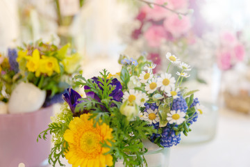 Obraz na płótnie Canvas romantische Blumendekoration, Frühling, Tischdekoration, Blumen