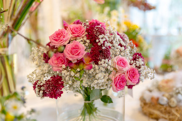 romantische Blumendekoration, Frühling, Tischdekoration, Blumen