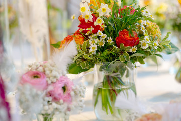 romantische Blumendekoration, Frühling, Tischdekoration, Blumen