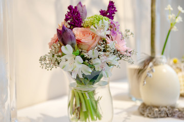 romantische Blumendekoration, Frühling, Tischdekoration, Blumen